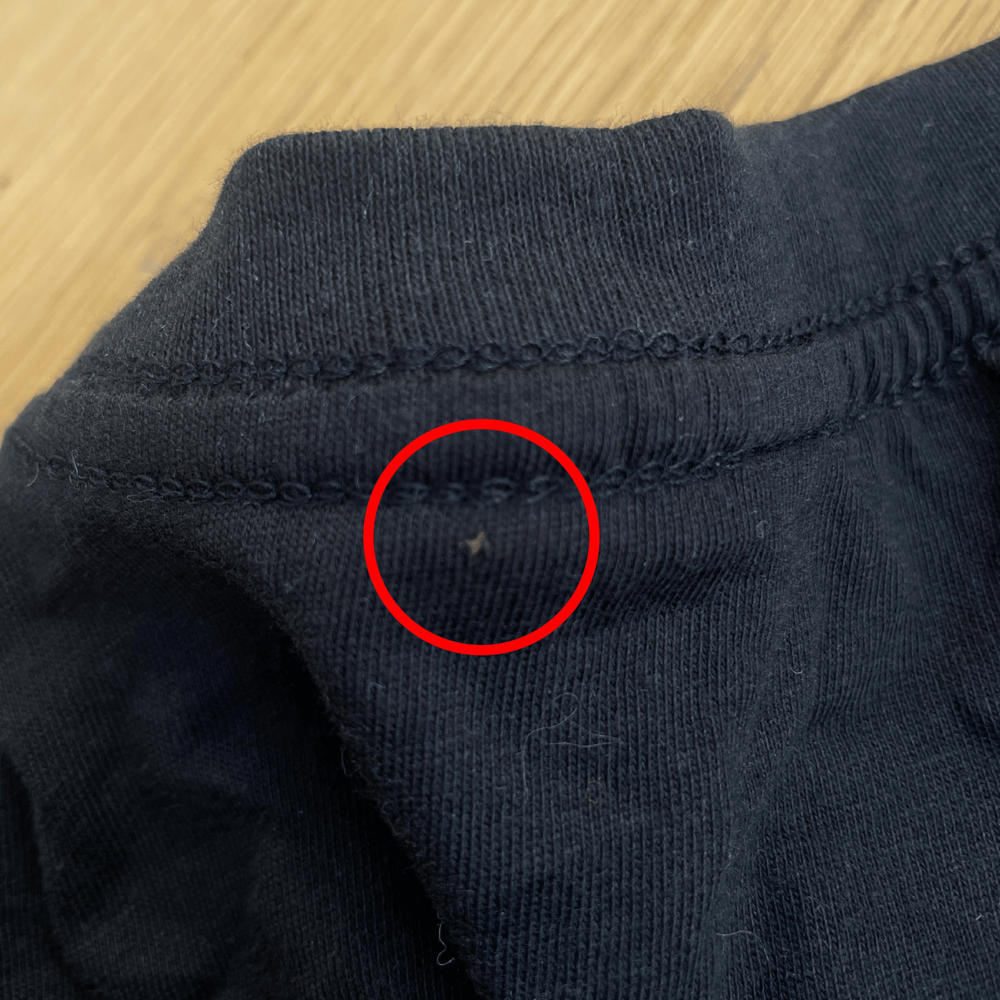 08_ Duck Off Large - DEFECT - Small hole back of collar